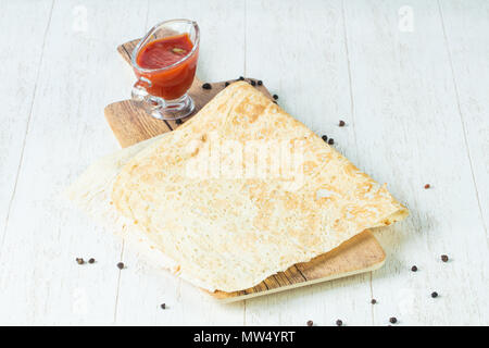 Kaukasische lavash Brot mit Sauce Stockfoto