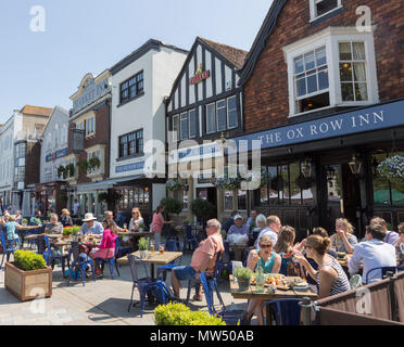 Die Leute draußen sitzen Ox Row Inn und Market Inn an einem sonnigen Tag, Marktplatz, Salisbury, Wiltshire, England, Großbritannien Stockfoto