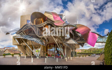 El Ciego Stadt, Frank Gehry Architekt, La Rioja, Logroño Provinz, Marques de Riscal Hotel, Spanien, Weinkeller Stockfoto