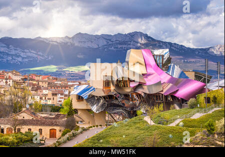 El Ciego Stadt, Frank Gehry Architekt, La Rioja, Logroño Provinz, Marques de Riscal Hotel, Spanien, Weinkeller Stockfoto