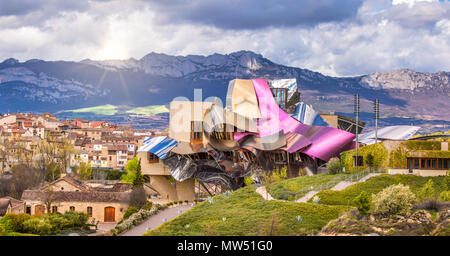 El Ciego Stadt, Frank Gehry Architekt, La Rioja, Logroño Provinz, Marques de Riscal Hotel, Spanien, Weinkeller Stockfoto