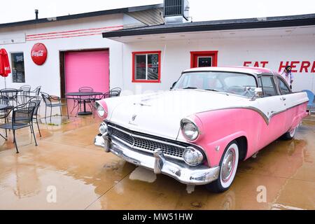Williams, Arizona - Juli 24, 2017: Classic Pink Ford Fairlane Crown Victoria vor parkte das Route 66 Ort und Twisters Restaurant in Williams, ein Stockfoto