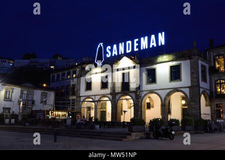 Gaia, Portugal - 19. Mai 2018: Sandeman Keller in der Altstadt von Vilanova de Gaia, Portugal. Sandeman ist eine Marke von Portweinen gegründet im Jahr 1790 Stockfoto