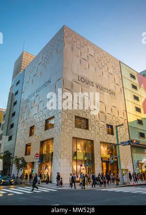 Japan, Tokyo, Stadt, Bezirk, Ginza Chuo-dori, Louis Vuitton Shop Stockfoto