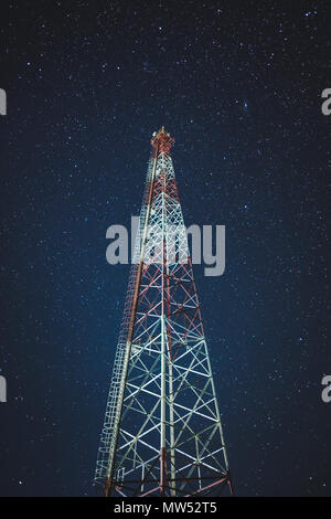 Telefon Antenne und Nachthimmel und viele Sterne im Himmel Stockfoto