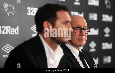 Der neue Derby County Manager Frank Lampard und der Besitzer Melvyn Morris (rechts) während der Pressekonferenz im Pride Park Stadium, Derby. DRÜCKEN SIE VERBANDSFOTO. Bilddatum: Donnerstag, 31. Mai 2018. Siehe PA Story SOCCER Derby. Bildnachweis sollte lauten: Simon Cooper/PA Wire. EINSCHRÄNKUNGEN: Keine Verwendung mit nicht autorisierten Audio-, Video-, Daten-, Fixture-Listen, Club-/Liga-Logos oder „Live“-Diensten. Online-in-Match-Nutzung auf 75 Bilder beschränkt, keine Videoemulation. Keine Verwendung in Wetten, Spielen oder Veröffentlichungen für einzelne Vereine/Vereine/Vereine/Spieler. Stockfoto