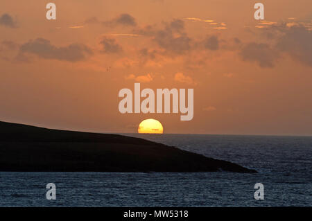 Winter solstice morgen Shetland Sonnenaufgang auf ein ruhiger Tag mit goldenen Glanz der Sonne über dem Horizont emporragen Stockfoto