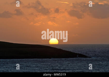 Winter solstice morgen Shetland Sonnenaufgang auf ein ruhiger Tag mit goldenen Glanz der Sonne über dem Horizont emporragen Stockfoto