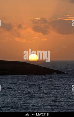 Winter solstice morgen Shetland Sonnenaufgang auf ein ruhiger Tag mit goldenen Glanz der Sonne über dem Horizont emporragen Stockfoto