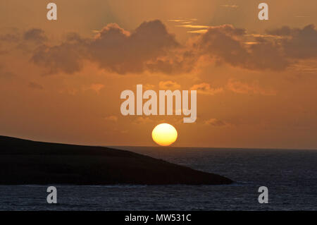 Winter solstice morgen Shetland Sonnenaufgang auf ein ruhiger Tag mit goldenen Glanz der Sonne über dem Horizont emporragen Stockfoto