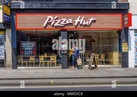 Die Pizza Hut Restaurant in der King Street in Hammersmith, London, Großbritannien. Stockfoto