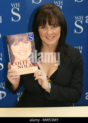 Liverpool, Großbritannien, Tv Persönlichkeit und Sängerin coleen - nolan Zeichen Kopien ihrer Autobiographie in Liverpool, Kredit Ian Fairbrother/Alamy Stockfotos Stockfoto