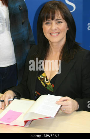 Liverpool, Großbritannien, Tv Persönlichkeit und Sängerin coleen - nolan Zeichen Kopien ihrer Autobiographie in Liverpool, Kredit Ian Fairbrother/Alamy Stockfotos Stockfoto