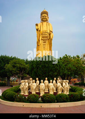 Große goldene Buddha Statue stehend an Fo Guang Shan Kloster in Kaohsiung, Taiwan Stockfoto