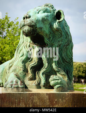 Kopenhagen, Dänemark - Mai 17, 2018 schöne Bronze green lion Statue am Eingang des Schloss Rosenborg in Kopenhagen Stockfoto