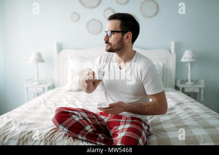 Portrait von gutaussehenden jungen Mann trinkt Kaffee Stockfoto