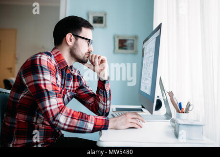 Junge Designer auf Projekt arbeiten zu Hause Stockfoto