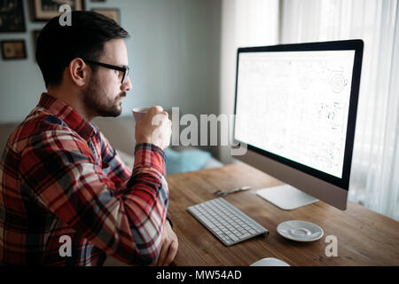 Junge Designer auf Projekt arbeiten zu Hause Stockfoto