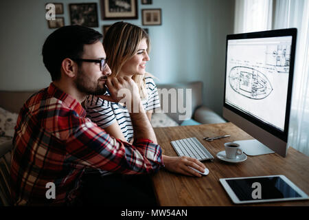 Junge attraktive Designern zusammen, die am Projekt Stockfoto