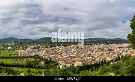 Mallorca, XXL Panoramablick auf uralten Stadt Arta zwischen grünen Bergen Stockfoto