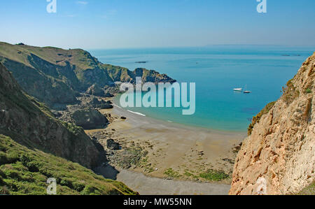 Sandstrand westlich von La Coupee bekannt als La Grande Greve oder Grand Greve La Coupee verbindet große Sark Little Sark April Stockfoto