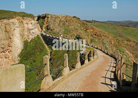 La Coupee, Suchen von Little Sark zu großen Sark. Schritte auf der linken Seite führen zum Sandstrand von La Grande Greve. Stockfoto