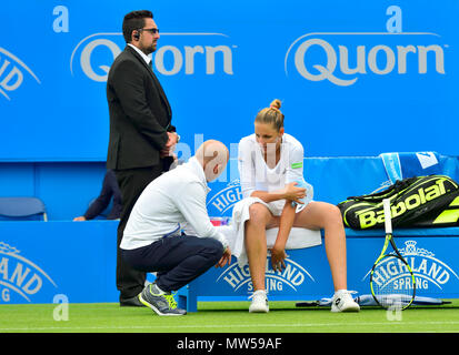 Kristyna Pliskova (Tschechisch) Gespräch mit Ihrem Trainer zwischen Spiele an der Aegon International 2017, Eastbourne Stockfoto