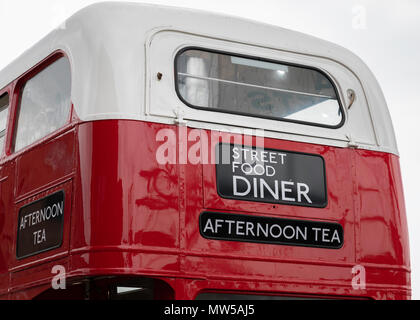 Hinten Nahaufnahme von einem doppeldecker London Bus umgewandelt zu einem Street Food Diner am Albert Dock Liverpool Mai 2018 Stockfoto