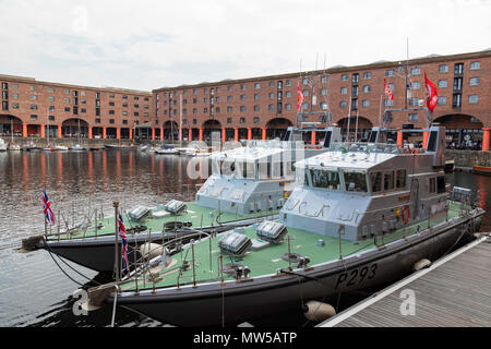 HMS Ranger (Vordergrund) und HMS geschlagen hat (Hintergrund) Archer klasse Patrouillenboote in der Royal Navy, die den Besuch der Albert Dock Liverpool für das Tall Ship Stockfoto