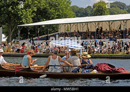 In Henley, Großbritannien. Sonntag, 02/07/2006 Henley Royal Regatta, Aussicht, Picknicken auf dem Ausleger von der Regattabahn,, Henley, England 08/07/2 Stockfoto