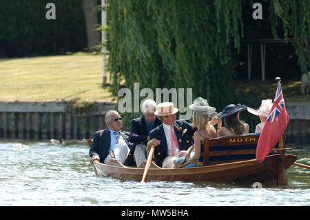 In Henley, Großbritannien. Sonntag, 02/07/2006 Henley Royal Regatta, Aussicht, George Lawson und erleben Sie das Rennen aus der Motte, Henley, England Stockfoto