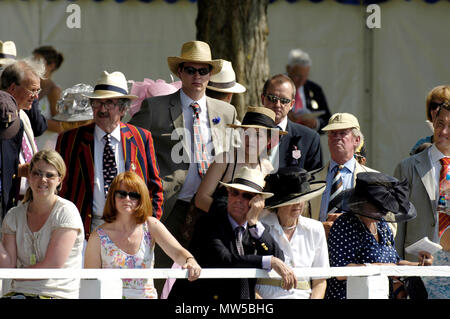 In Henley, Großbritannien. Sonntag, 02/07/2006 Henley Royal Regatta, Aussicht, Mitglied und Quest von Stewards, mit einer Vielzahl von Hut, Henley, England Stockfoto