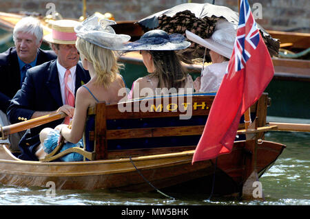 In Henley, Großbritannien. Sonntag, 02/07/2006 Henley Royal Regatta, Aussicht, Aussicht, George Lawson und erleben Sie das Rennen aus der Motte. Henley, E Stockfoto