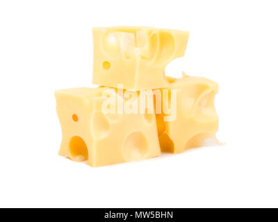 Drei Würfel von Käse mit Löchern auf weißem Hintergrund Stockfoto