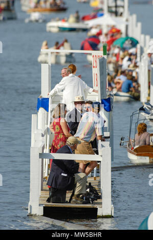 In Henley, Großbritannien. Sonntag, 02/07/2006 Henley Royal Regatta, Finale Tag. Fortschritte Board und Fotografen, Henley Regatta Kurs. Henley, E Stockfoto