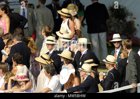 In Henley, Großbritannien. Sonntag, 02/07/2006 Henley Royal Regatta, Aussicht, Finale Tag. Sammlung von Panama Hüte Stewards Enclosure der USA Stockfoto