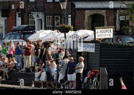 In Henley, Großbritannien. Sonntag, 02/07/2006 Henley Royal Regatta, Aussicht, Zuschauer versammeln sich in New Street, das Rennen von der Riverside, zu beobachten. USA Stockfoto