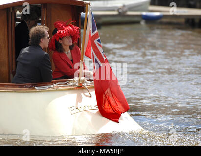 In Henley, GROSSBRITANNIEN, Freitag, 06.07.2007. Henley Royal Regatta, Henley Regatta Kurs, Paar sitzen im hinteren Cockpit eines Tages Boot, Henley R Stockfoto