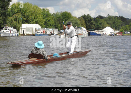 In Henley, GROSSBRITANNIEN, Samstag, 07.07.2007. Henley Royal Regatta, Henley Regatta, Vergnügen, Stochern, Henley Royal Regatta, Henley, Ri Stockfoto