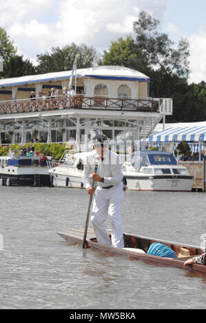 In Henley, GROSSBRITANNIEN, Samstag, 07.07.2007. Henley Royal Regatta, Henley Regatta, Vergnügen, Stochern, Henley Royal Regatta, Henley, Ri Stockfoto