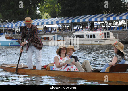 In Henley, GROSSBRITANNIEN, Samstag 07/07/2007 Henley Royal Regatta, Henley Regatta, Stochern, Regatta Kleidung Regalia, Vielfalt der Strohhüte. Stockfoto