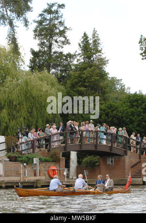 In Henley, GROSSBRITANNIEN, Samstag 07/07/2007 Henley Royal Regatta, Henley Regatta Kurs, die geschwungene Brücke, Phyllis Gericht Club, England [© Pet Stockfoto