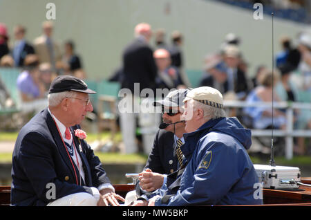 In Henley, GROSSBRITANNIEN, Samstag, 07.07.2007. Henley Royal Regatta, Henley Regatta Course, Race Officials, an Bord der Kommentator und rennen Recorder, l Stockfoto