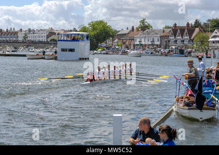 In Henley, GROSSBRITANNIEN, Aussicht, Halbfinale, Grand Challenge Cup, der Universität von Südkalifornien. Überqueren der Ziellinie 2008 Henley Royal Regatta, Stockfoto