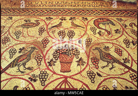 . Englisch: Mosaik mit armenischen Inschrift, Vögel innerhalb einer Rebe blättern, VI Jahrhundert, funerary Kapelle St. Musara Polyeuctos, Quartal, Damaskus Tor, Jerusalem. Diese Etage wurde im Jahr 1894 während der Baumaßnahmen in der Musrara Bezirk durchgeführt werden entdeckt,das Damaskus Tor. Eine detaillierte Beschreibung der Entdeckung wurde durch den Engländer, Bliss (Bliss 1898: 253-259). Wie VI Zurückdatiert ([1]). Unbekannt. Foto von Dickran Kouymjian 56 Armenische Mosaik und Inscr in Jerusalem Stockfoto