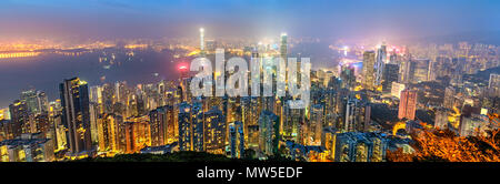 Panorama von Hong Kong Island am Abend, China Stockfoto