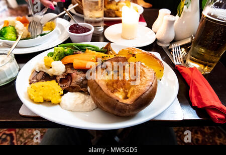 Einen traditionellen Pub Roastbeef und Yorkshire pud mit Gemüse Stockfoto