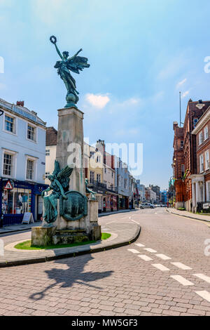 Das Kriegerdenkmal in Lewes High Street East Sussex UK Stockfoto