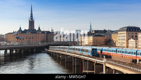 Stadtbild von Gamla Stan Stadtteil im Zentrum von Stockholm mit blauen u-Bahn Zug gehen auf Brücke Stockfoto