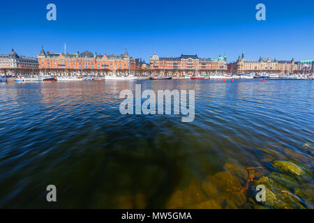 Stadtbild von Stockholm, Schweden. Strandvagen Boulevard auf Ostermalm im sonnigen Sommertag Stockfoto